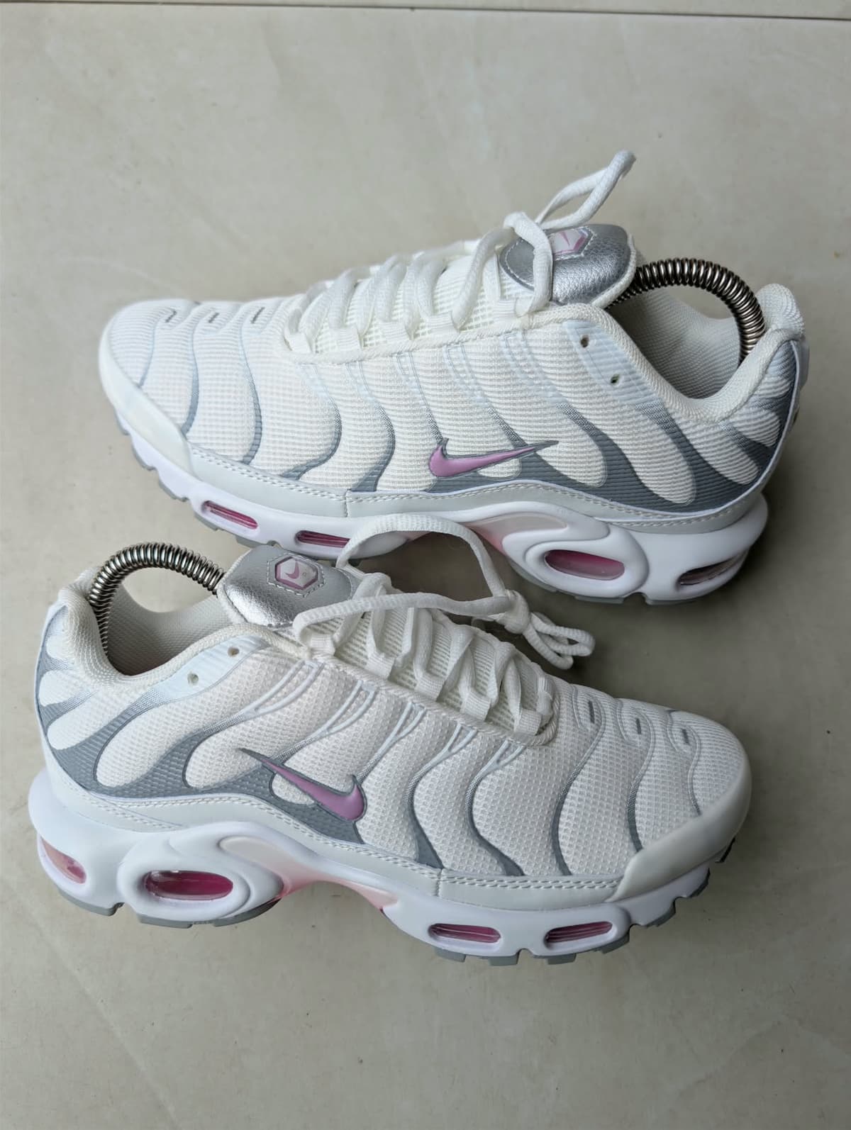 TN white pink